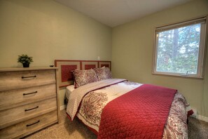 Room - Cozy Emerald Terrace - On Free Shuttle Route! (Breckenridge)