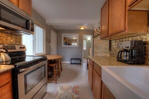 Keittoastiat/astiat/ruokailuvälineet