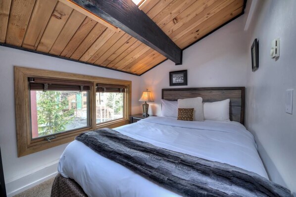 3 bedrooms, iron/ironing board, free WiFi - Downtown Retreat - Steps to Main St & Village Pool (Breckenridge)