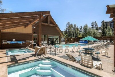 Downtown Retreat - Steps to Main St & Village Pool