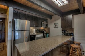 Cookware/dishes/utensils - Downtown Retreat - Steps to Main St & Village Pool (Breckenridge)