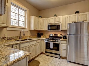 Keittoastiat/astiat/ruokailuvälineet