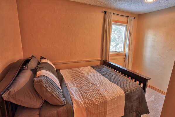 3 bedrooms, iron/ironing board, free WiFi