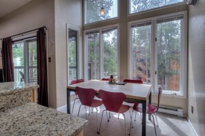 In-room dining - Inner Circle Sunshine - Minutes From Downtown! (Breckenridge)