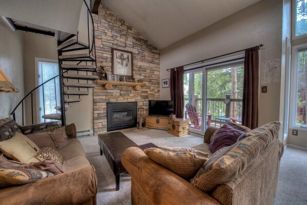 Living area - Inner Circle Sunshine - Minutes From Downtown! (Breckenridge)