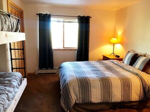5 slaapkamers, een strijkplank/strijkijzer, gratis wifi