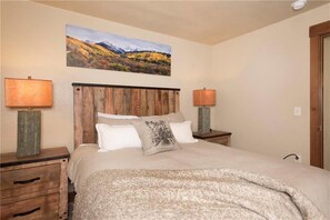 2 bedrooms, iron/ironing board, free WiFi - Miner's Camp - Hike & Ski Breck (Breckenridge)