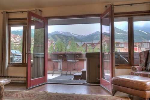 Ridge St. Lookout - Step Into the Heart of Breck!