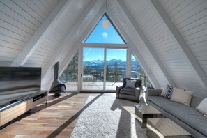 Living area - Spacious Alpine A-frame - Minutes to Golf Course! (Breckenridge)