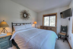 3 makuuhuonetta, silitysrauta/-lauta, ilmainen Wi-Fi, vuodevaatteet