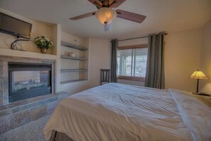 8 bedrooms, iron/ironing board, free WiFi - The Wellington Mansion - Accommodates up to 20! (Breckenridge)