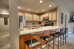 Cookware/dishes/utensils - Swan's Nest - Hot Tub & Hiking! (Breckenridge)