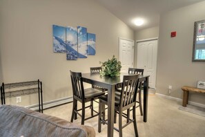 In-room dining - Swan's Nest - Hot Tub & Hiking! (Breckenridge)