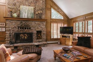 TV, fireplace - Timberlake Lodge at Goose Pasture Tarn! (Breckenridge)
