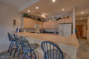 2 bedrooms, iron/ironing board, free WiFi, bed sheets - The Cozy Corral - Private Hot Tub, Walk to Town (Breckenridge)