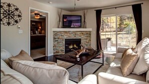 Living room - Swan's Nest - Hike & Bike Breckenridge (Breckenridge)