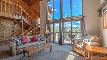 Een televisie en een open haard