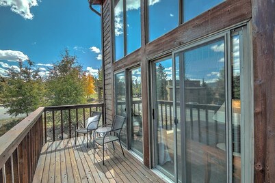 Wildernest Escape - Sunlit Townhome With Spa!