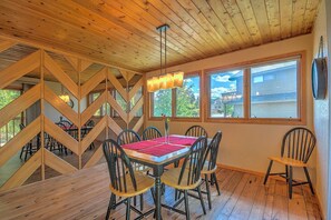 In-room dining - Wildernest Escape - Sunlit Townhome With Spa! (Silverthorne)