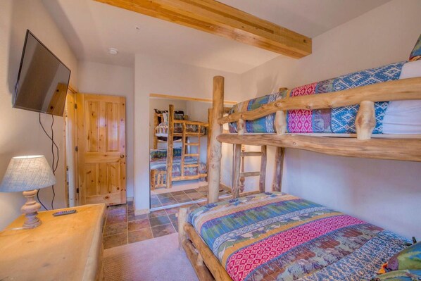 3 bedrooms, iron/ironing board, free WiFi