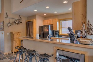 เครื่องครัว/จาน/ช้อนส้อม