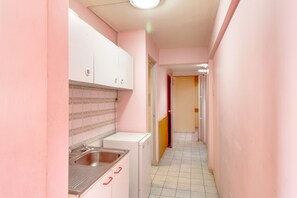 Family Room, Private Bathroom (1 Double and 4 Single Beds) | Private kitchenette - Hotel Costa Marfil Prat (Antofagasta)