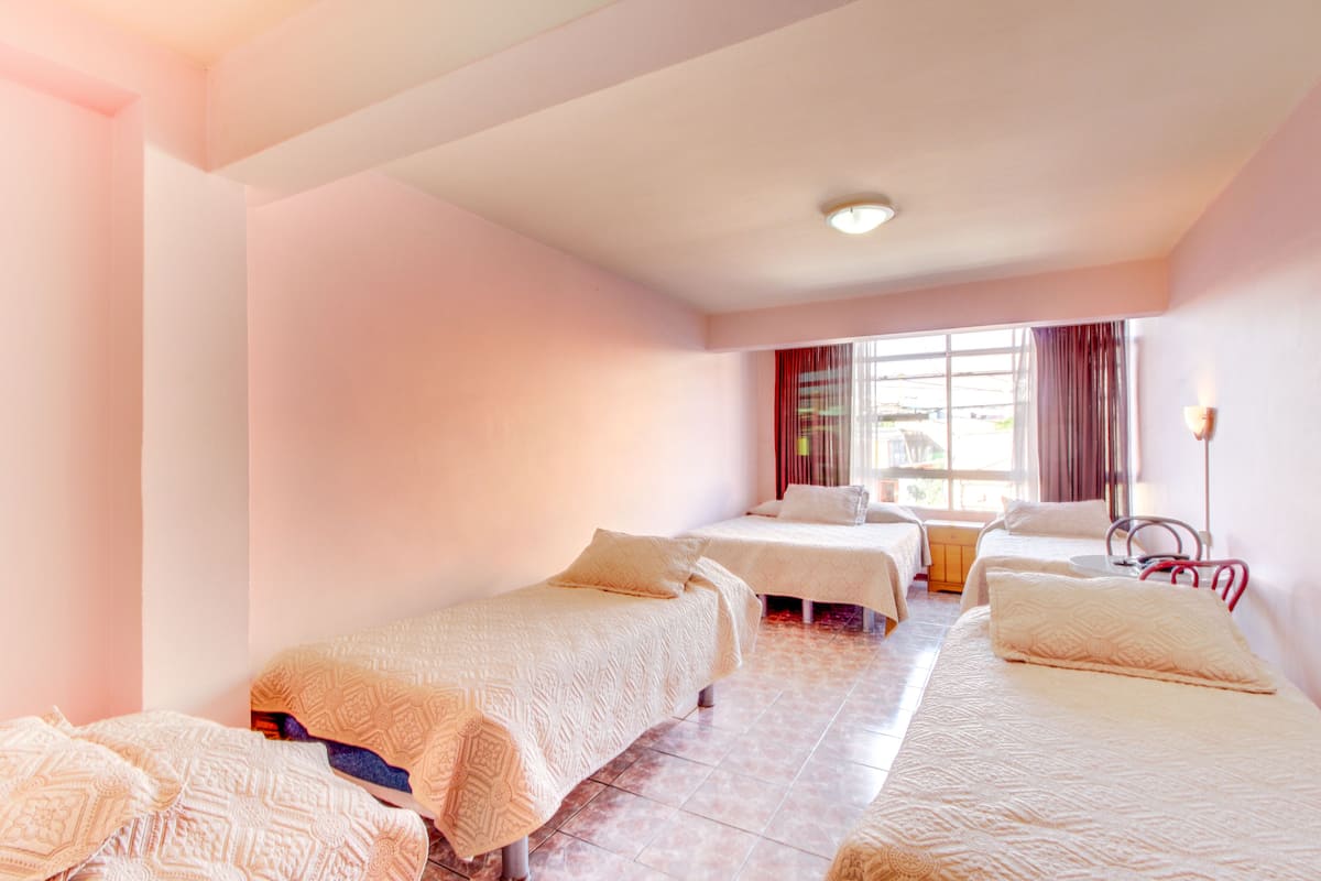 Habitación familiar, baño privado (1 Double and 4 Single Beds) | Wifi gratis y ropa de cama