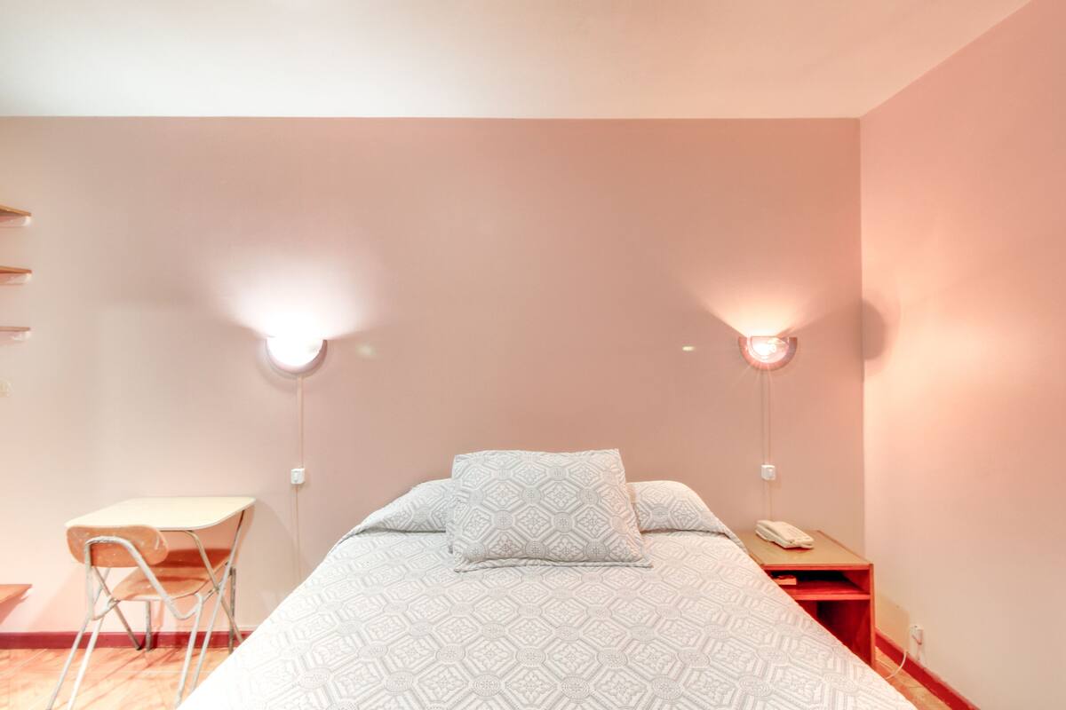 Habitación doble, 1 cama doble, baño privado | Wifi gratis y ropa de cama