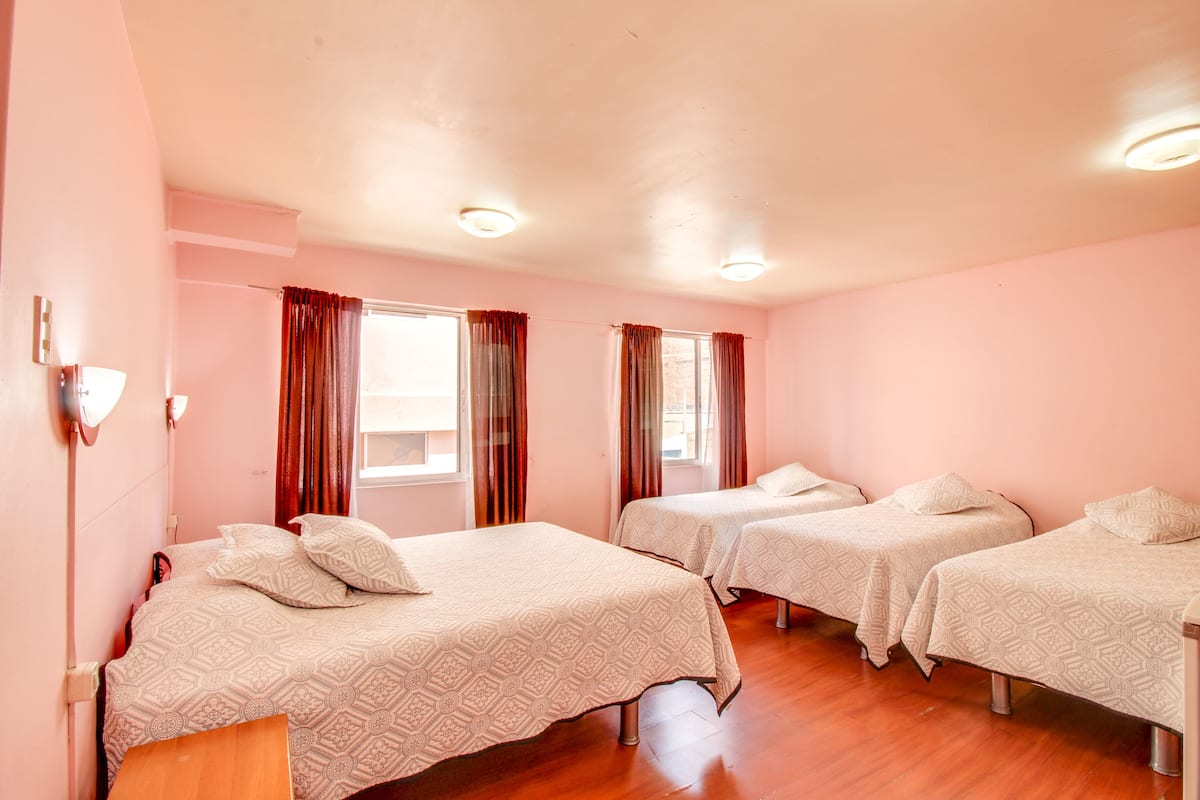 Habitación cuádruple, varias camas, baño privado | Wifi gratis y ropa de cama