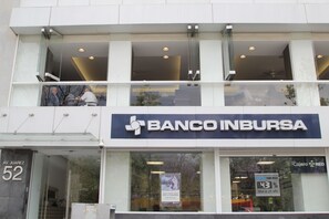 Un bâtiment à deux étages portant l’enseigne « BANCO INBURSA ».