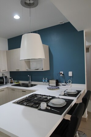 Departamento Confort, 1 cama King size | Cocina privada | Refrigerador con congelador, microondas, horno y parrilla de estufa