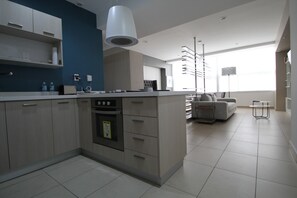 Comfort Apartment, 1 King Bed | Private kitchen