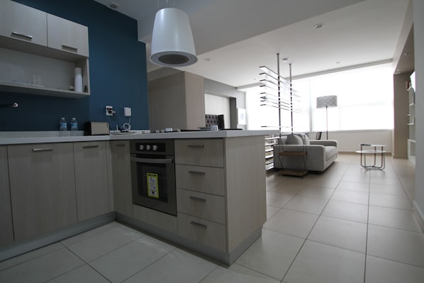 Departamento Confort, 1 cama King size | Cocina privada | Refrigerador con congelador, microondas, horno y parrilla de estufa