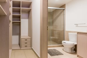 Departamento Confort, 1 cama King size y sofá cama | Baño | Regadera, amenidades de baño gratuitas, secadora de cabello, toallas