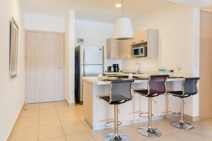 Comfort Apartment, 1 King Bed with Sofa bed | Private kitchen | Full-size fridge, microwave, oven, stovetop