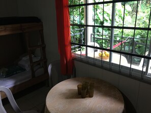 Quarto família, 1 quarto, acessível, vista para o jardim | Vista do quarto