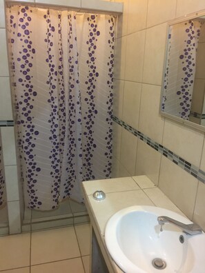 Ducha, artículos de tocador gratuitos, toallas
