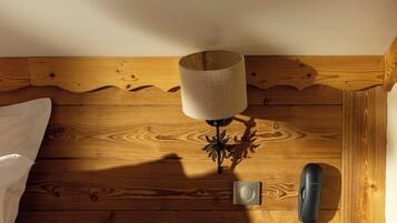 Ein Holzboden mit einer Lampe, einem Telefon und einem Lichtschalter.