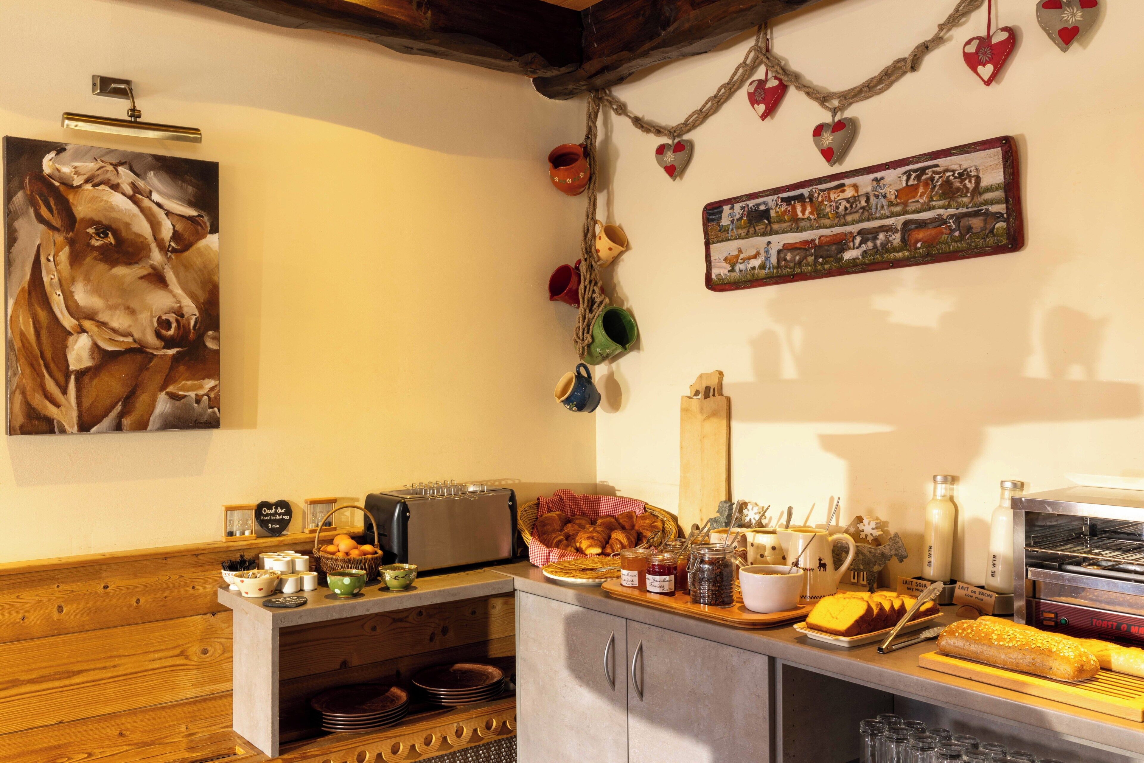 Ein Frühstücksbuffet mit verschiedenen Speisen, einer Kaffeestation und einem Gemälde von einer Kuh an der Wand.