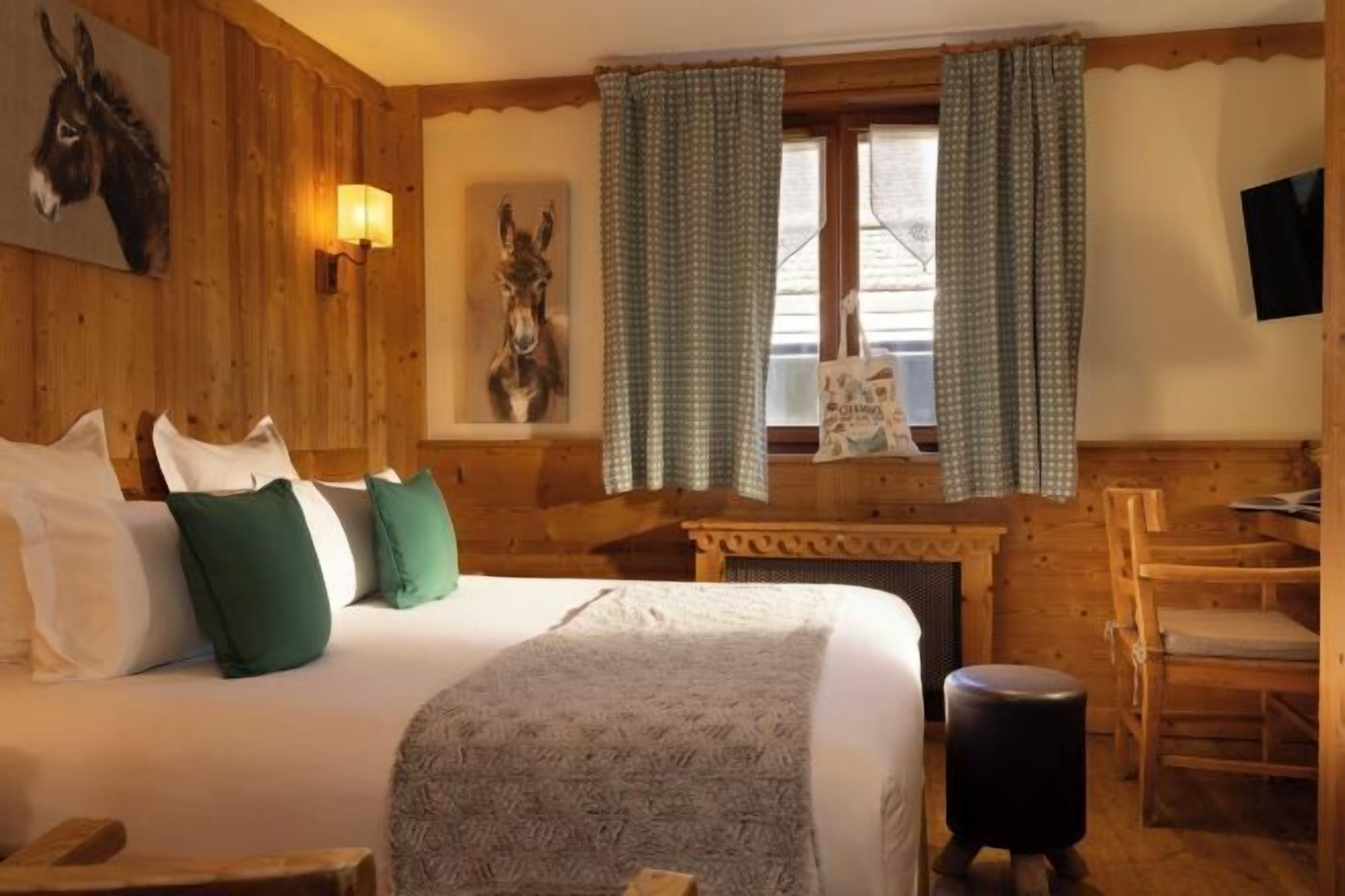 Premium bedding, in-room safe, individually decorated