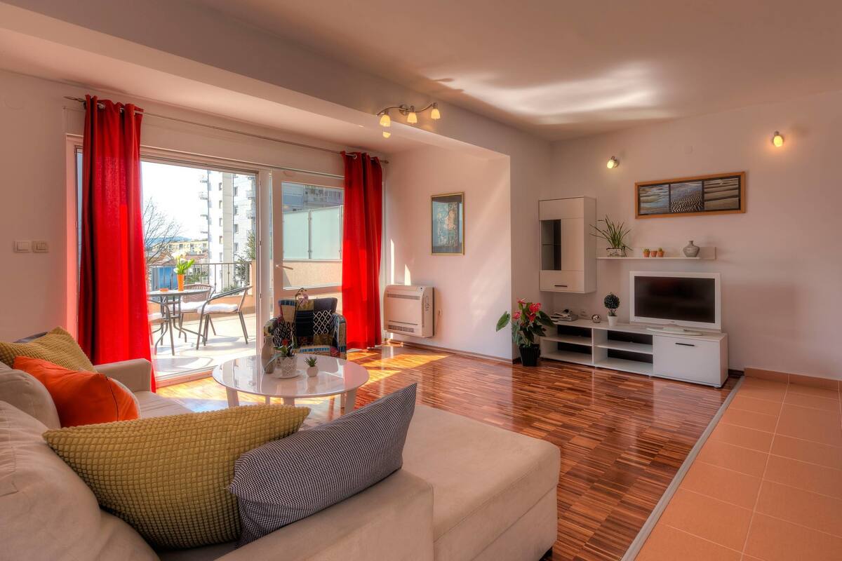 Luksusleilighet, 1 soverom, terrasse, hageområde | Oppholdsområde | Flatskjerm-TV
