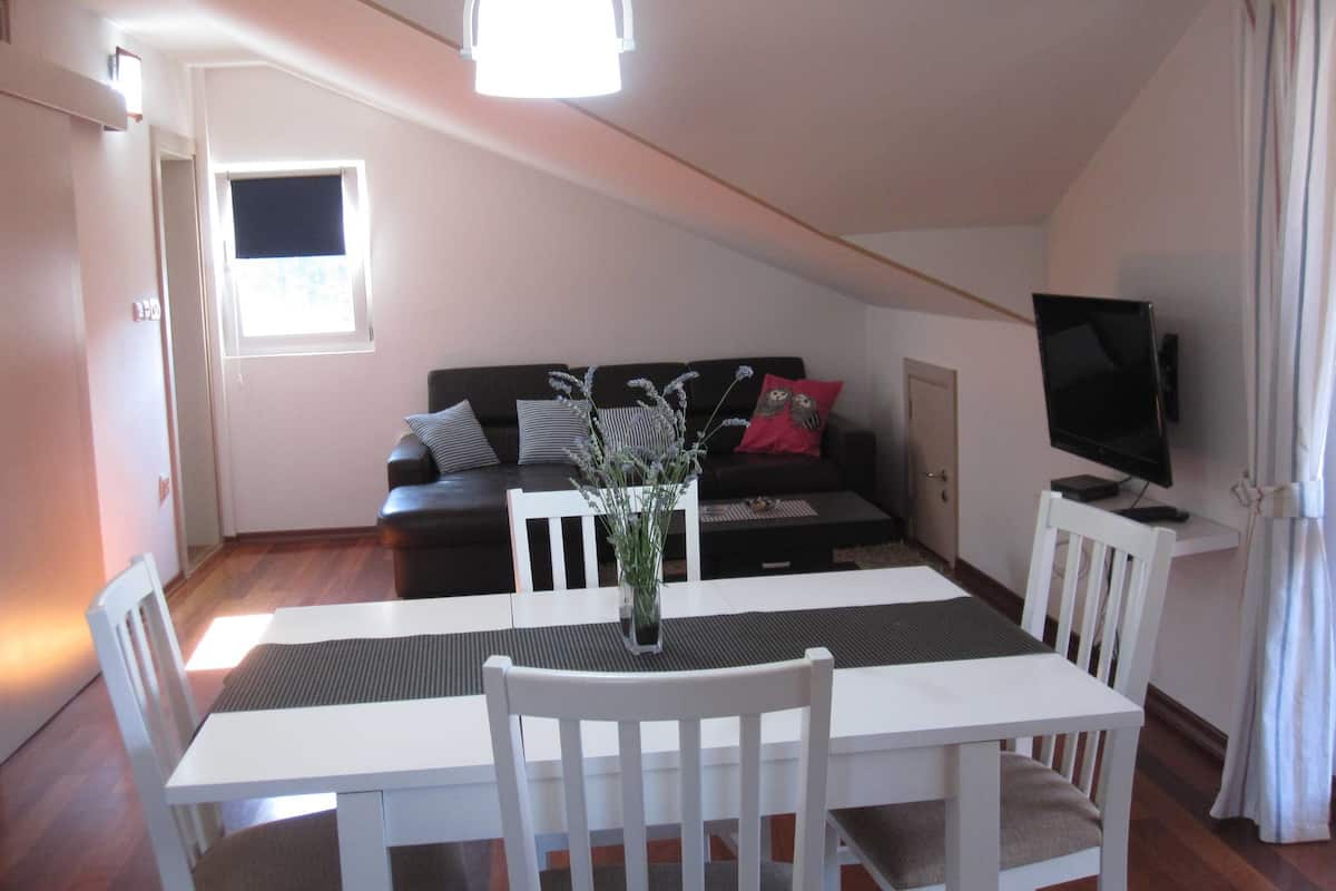 Loft Deluxe, 2 chambres, vue mer | Coin séjour | Télévision à écran plat