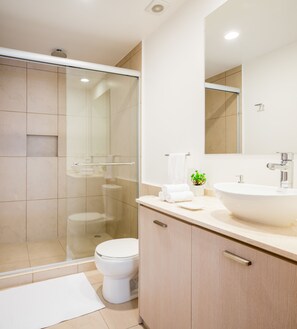 Appartement Confort, 1 grand lit et 1 canapé-lit | Salle de bain