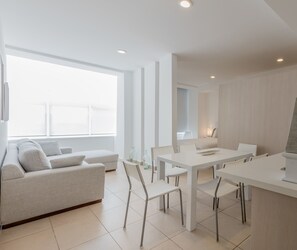 Departamento Confort, 1 cama Queen size y sofá cama | Sala de estar | Televisión de pantalla plana 