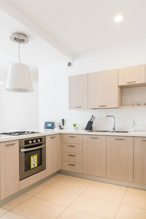 Appartement Confort, 1 grand lit et 1 canapé-lit | Cuisine privée | Réfrigérateur grande capacité avec congélateur, four à micro-ondes