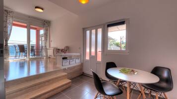Deluxe Apartment, 1 Bedroom, Sea View | In-room dining