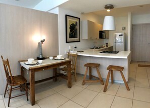 Departamento Confort, 1 cama matrimonial y sofá cama | Cocina privada | Refrigerador con congelador, microondas, horno y parrilla de estufa 