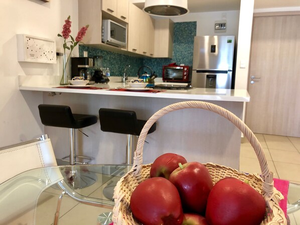 Departamento Confort | Cocina privada | Refrigerador con congelador, microondas, horno y parrilla de estufa 