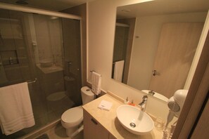 Comfort-Apartment | Badezimmer | Dusche, kostenlose Toilettenartikel, Haartrockner, Handtücher