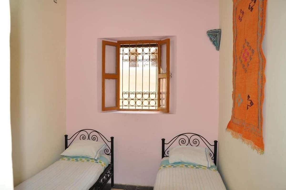 Traditional Twin Room, Non Smoking (Makhrouma) | Free WiFi, bed sheets
